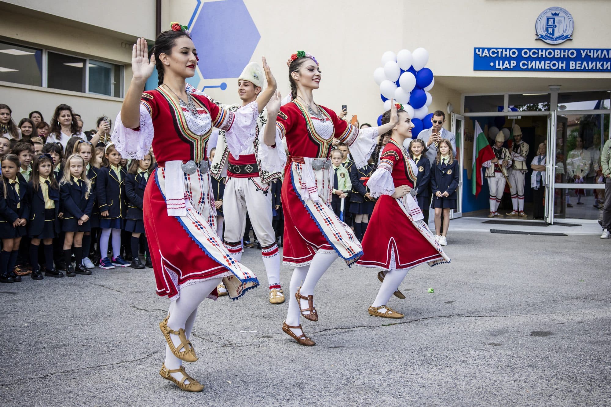 Народни танци на празника