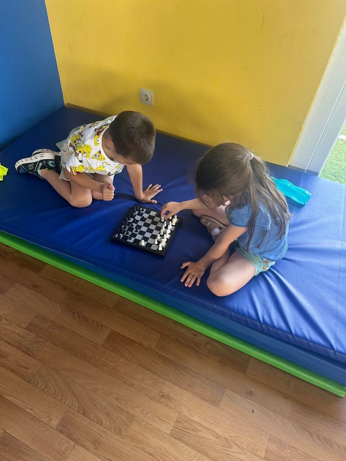 Деца играят шах