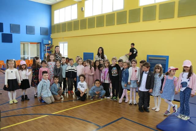 Учениците в спортната зала