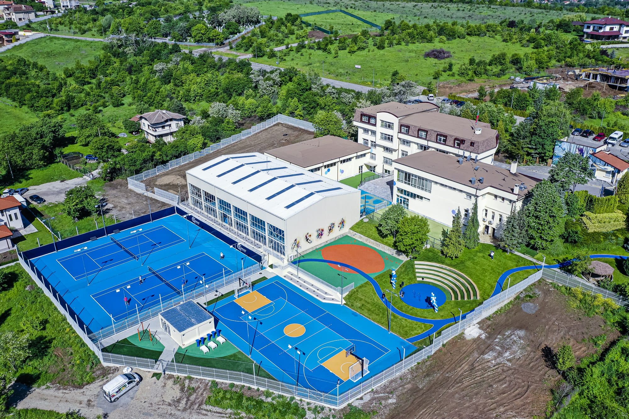 Спортният център на училището от въздуха